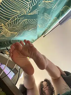 Snapshot of SuzieWanKenobi chatting on 09.29.25 SuzieWanKenobi online show from 09.29.25