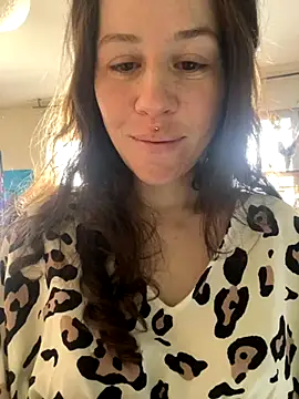 SuzieWanKenobi online show from 12.04.25