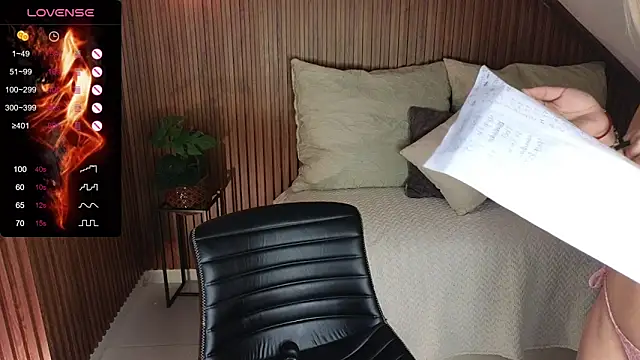 Snapshot of AmelieAxie chatting on 02.19.25 AmelieAxie online show from 02.19.25