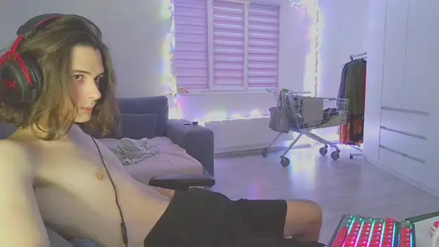 Snapshot of CandyChell chatting on 12.18.24 CandyChell online show from 12.18.24
