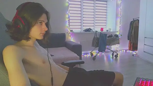 Snapshot of CandyChell chatting on 12.22.24 CandyChell online show from 12.22.24