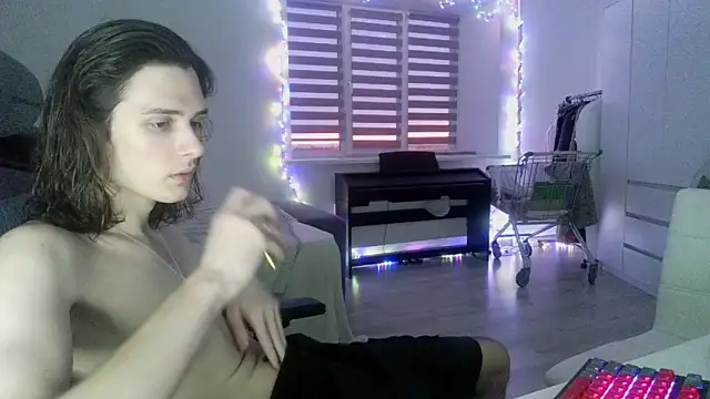 Snapshot of CandyChell chatting on 03.16.25 CandyChell online show from 03.16.25