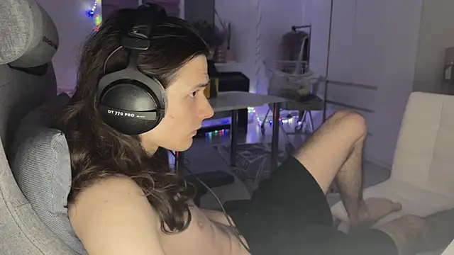 Snapshot of CandyChell chatting on 02.13.26 CandyChell online show from 02.13.26