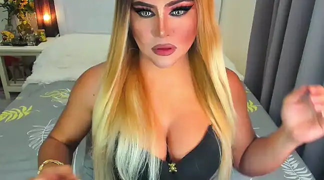 Snapshot of MissNaughtyTyra chatting on 03.06.25 MissNaughtyTyra online show from 03.06.25