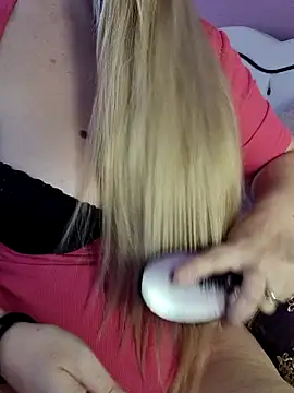 Snapshot of VictoriaMiami chatting on 10.11.25 VictoriaMiami online show from 10.11.25