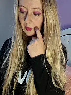 Snapshot of VictoriaMiami chatting on 11.10.25 VictoriaMiami online show from 11.10.25