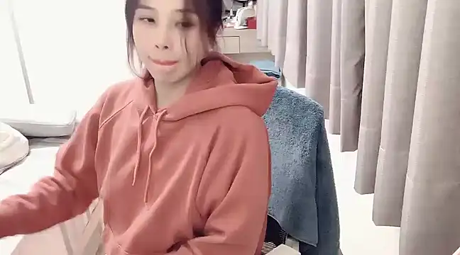 Snapshot of tw_yaya chatting on 12.14.24 tw yaya online show from 12.14.24