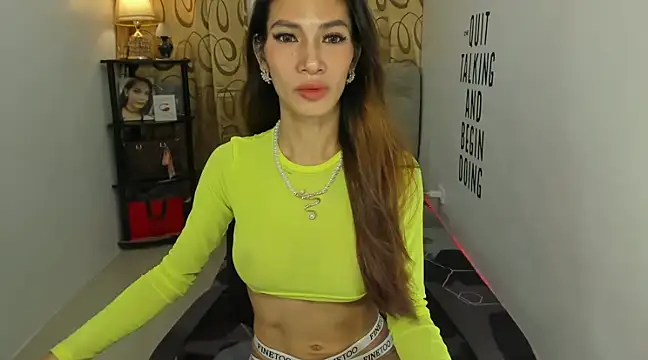 Snapshot of Trixie_Mattel21 chatting on 12.14.24 Trixie Mattel21 online show from 12.14.24