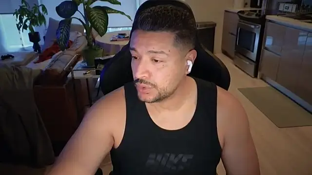 HungandThickLatin online show from 09.27.25