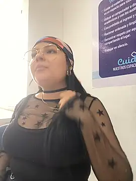 Snapshot of lucyferna chatting on 10.29.25 lucyferna online show from 10.29.25