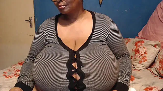 Snapshot of CUTEFIRMMELONSS chatting on 10.13.25 CUTEFIRMMELONSS online show from 10.13.25