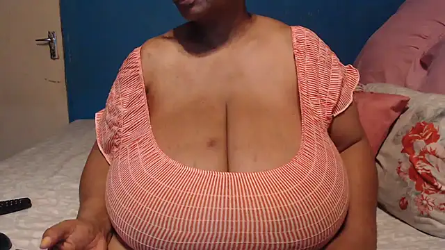 Snapshot of CUTEFIRMMELONSS chatting on 10.15.25 CUTEFIRMMELONSS online show from 10.15.25