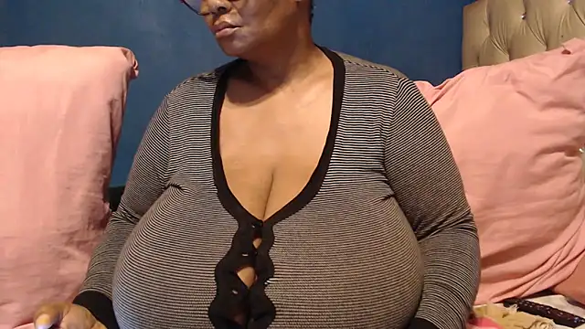 Snapshot of CUTEFIRMMELONSS chatting on 10.18.25 CUTEFIRMMELONSS online show from 10.18.25