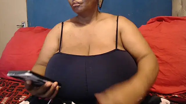 Snapshot of CUTEFIRMMELONSS chatting on 10.28.25 CUTEFIRMMELONSS online show from 10.28.25