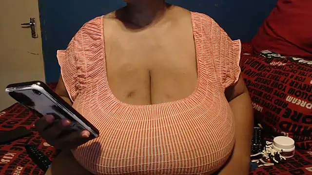 Snapshot of CUTEFIRMMELONSS chatting on 10.30.25 CUTEFIRMMELONSS online show from 10.30.25