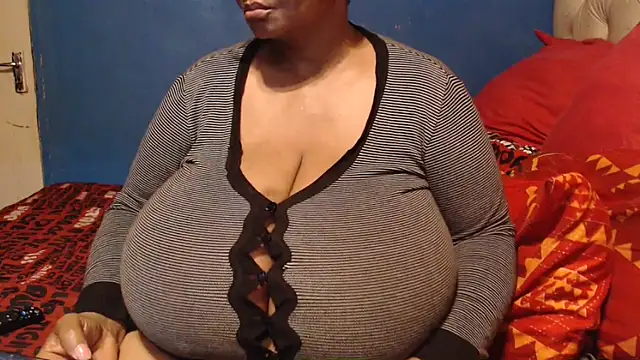 Snapshot of CUTEFIRMMELONSS chatting on 11.08.25 CUTEFIRMMELONSS online show from 11.08.25