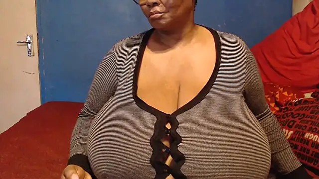 Snapshot of CUTEFIRMMELONSS chatting on 12.16.25 CUTEFIRMMELONSS online show from 12.16.25