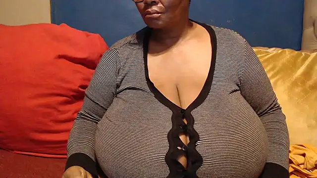 Snapshot of CUTEFIRMMELONSS chatting on 12.17.25 CUTEFIRMMELONSS online show from 12.17.25