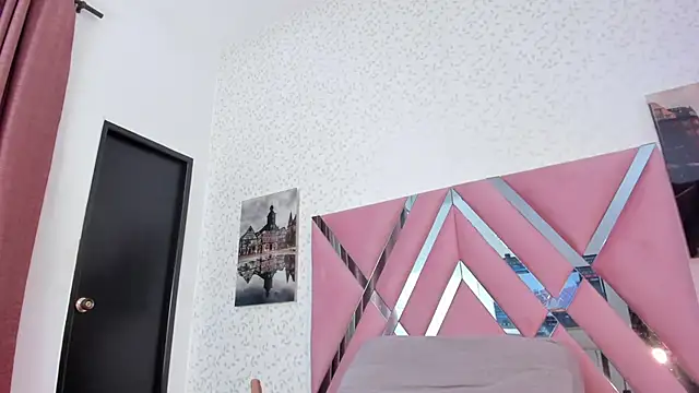 Snapshot of lara_murphy chatting on 10.19.25 lara murphy online show from 10.19.25