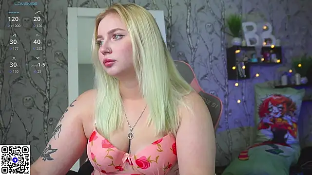 Snapshot of Moon_Valkyrie chatting on 12.15.25 Moon Valkyrie online show from 12.15.25