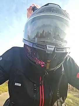 Snapshot of SARAHARD chatting on 12.17.25 SARAHARD online show from 12.17.25