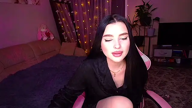 Snapshot of __Malika__ chatting on 11.28.25 Malika online show from 11.28.25