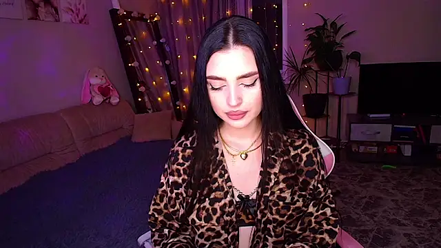 Snapshot of __Malika__ chatting on 11.30.25 Malika online show from 11.30.25