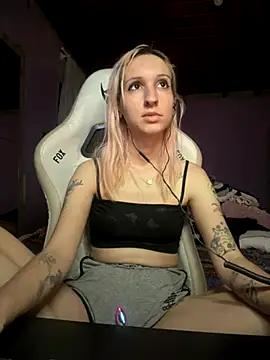 Snapshot of bunnydark00 chatting on 10.17.25 bunnydark00 online show from 10.17.25