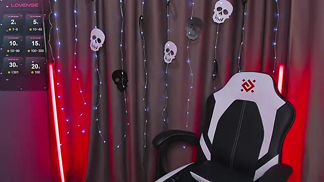 Snapshot of SolaZolas chatting on 10.21.25 SolaZolas online show from 10.21.25