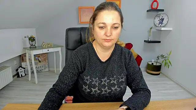 LollaGirl online show from 01.13.25
