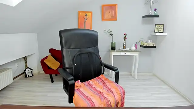 LollaGirl online show from 10.27.25