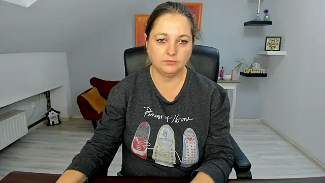 LollaGirl online show from 11.13.25