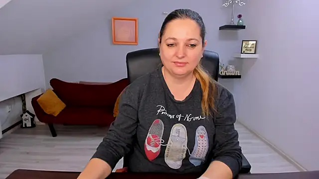 LollaGirl online show from 02.20.26