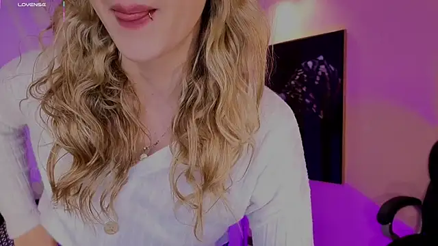 Snapshot of EveBensonX chatting on 02.24.26 EveBensonX online show from 02.24.26