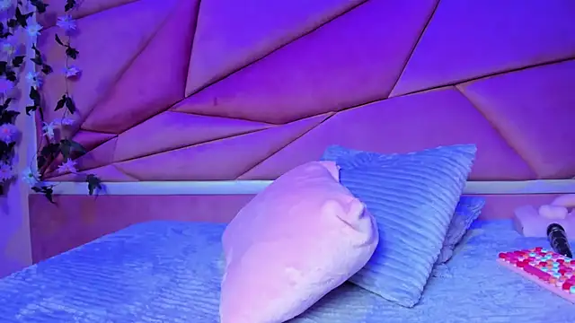 Snapshot of luna_miler_ chatting on 10.29.25 luna miler online show from 10.29.25