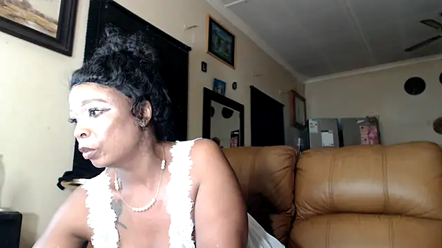 Snapshot of Gucci_Bx chatting on 03.21.25 Gucci Bx online show from 03.21.25