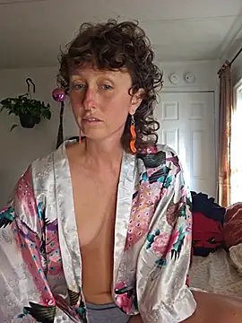 Snapshot of mossy_kiss chatting on 11.01.25 mossy kiss online show from 11.01.25