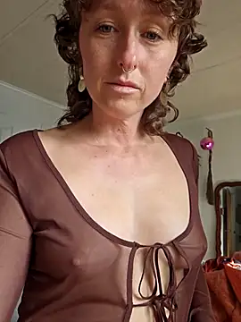 Snapshot of mossy_kiss chatting on 11.23.25 mossy kiss online show from 11.23.25