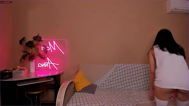 Snapshot of Mari___Anna chatting on 03.21.25 Mari Anna online show from 03.21.25