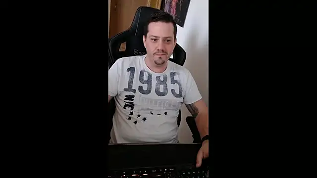 Snapshot of skrottum chatting on 02.19.25 skrottum online show from 02.19.25