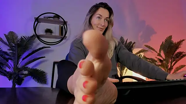 RebeccaMartinez online show from 01.04.25