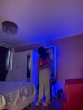 Snapshot of sophiahot_thick chatting on 09.17.25 sophiahot thick online show from 09.17.25