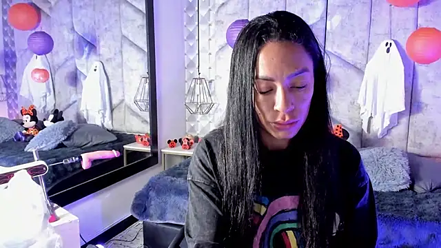 NiicolleMiller online show from 10.18.25