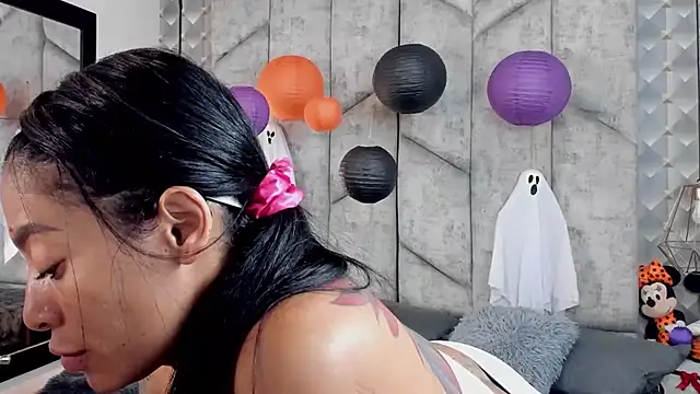 NiicolleMiller online show from 10.29.25