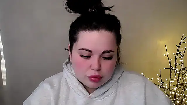 Emily Mo online show from 11.25.25