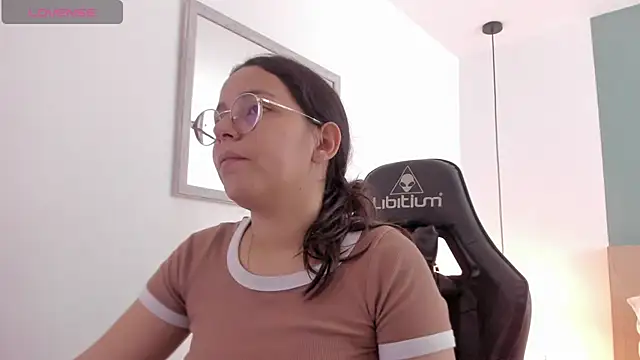 Snapshot of lucy_blue28 chatting on 04.07.26 lucy blue28 online show from 04.07.26