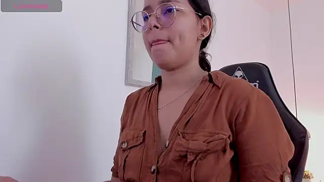 Snapshot of lucy_blue28 chatting on 04.09.26 lucy blue28 online show from 04.09.26