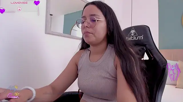 Snapshot of lucy_blue28 chatting on 04.10.26 lucy blue28 online show from 04.10.26