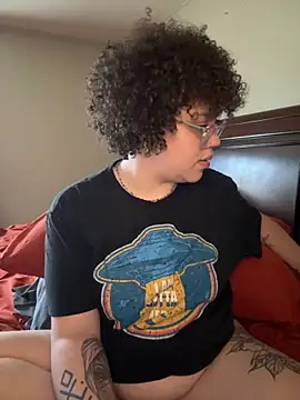 Snapshot of QueenNuttCollector chatting on 09.11.25 QueenNuttCollector online show from 09.11.25