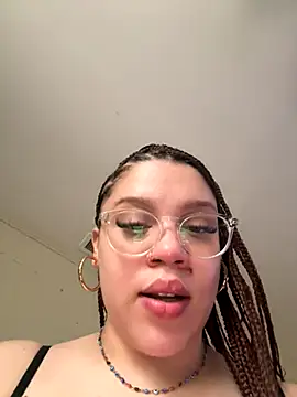 Snapshot of QueenNuttCollector chatting on 11.21.25 QueenNuttCollector online show from 11.21.25